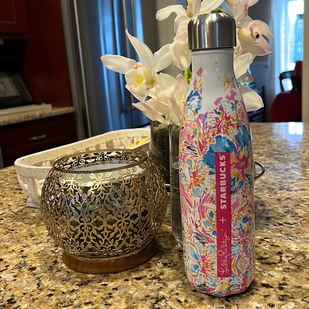 Lilly Pulitzer/Starbucks Swell, no dents/dings, excellent condition.